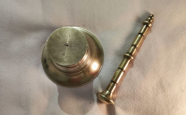 Mortero y mano de bronce antiguo