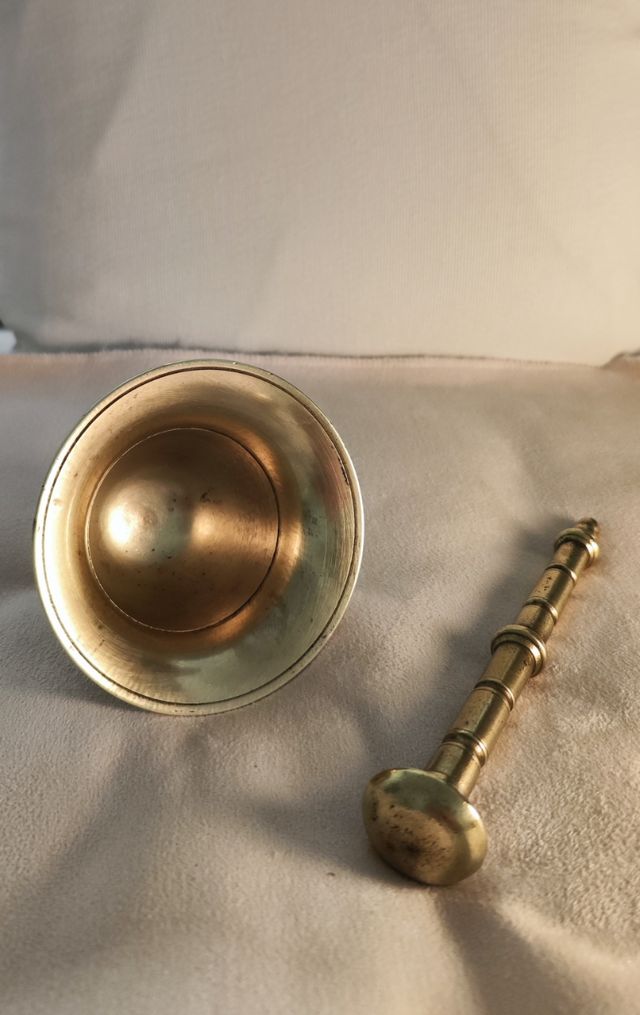 Mortero y mano de bronce antiguo