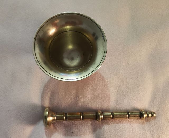 Mortero y mano de bronce antiguo