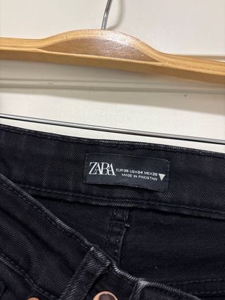 Pantalón vaquero negro Zara flare