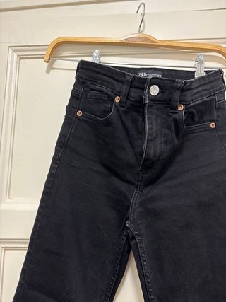 Pantalón vaquero negro Zara flare