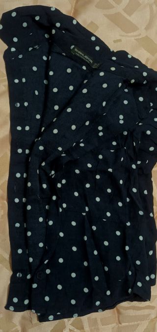 Camisa Bershka puntos azul y blanco