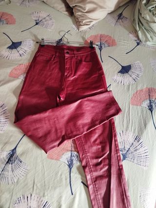 Pantalón efecto piel rojo