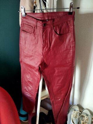 Pantalón efecto piel rojo