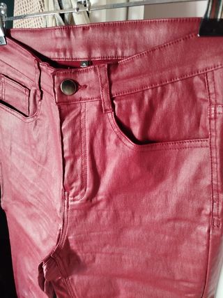 Pantalón efecto piel rojo