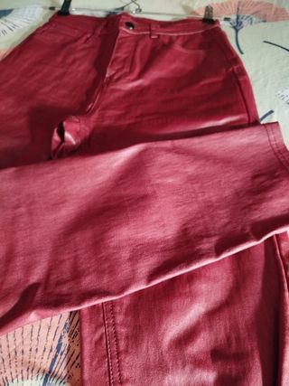 Pantalón efecto piel rojo