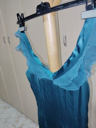 Vestido de diseño fluido con detalles de volantes