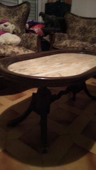 Mesa de centro antigua de madera y mármol