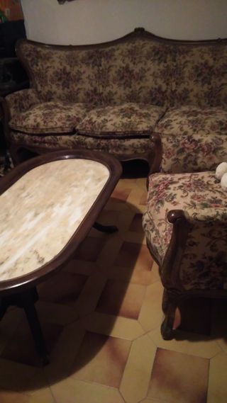 Mesa de centro antigua de madera y mármol