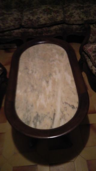 Mesa de centro antigua de madera y mármol