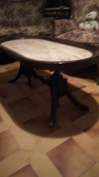 Mesa de centro antigua de madera y mármol