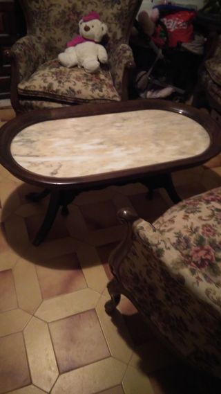 Mesa de centro antigua de madera y mármol