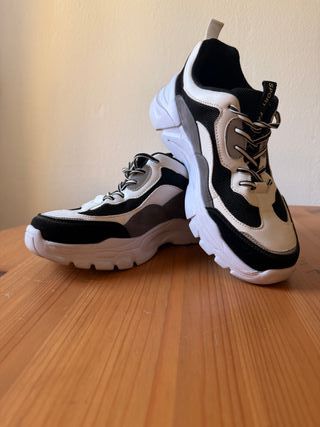 Zapatillas deportivas negras y blancas