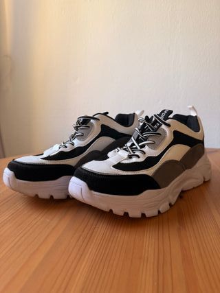 Zapatillas deportivas negras y blancas