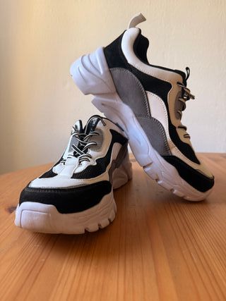 Zapatillas deportivas negras y blancas