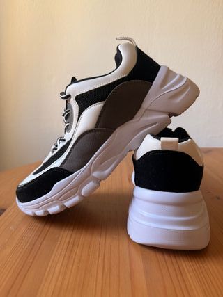 Zapatillas deportivas negras y blancas