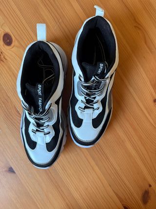 Zapatillas deportivas negras y blancas