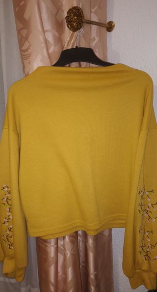 Sudadera amarillo ocre bordada con flores en manga