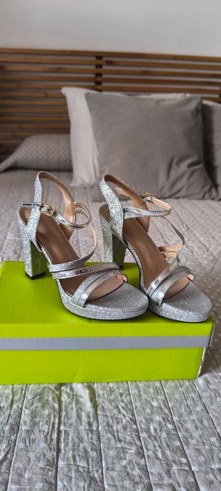 Zapatos de fiesta plateados talla 35