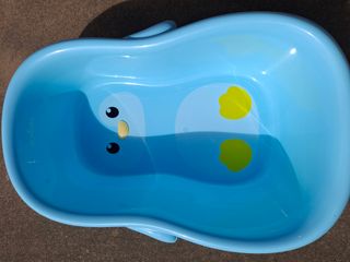 Bañera bebé azul con diseño de pingüino