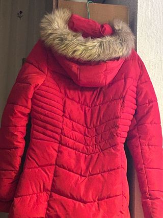 Abrigo de invierno rojo con capucha