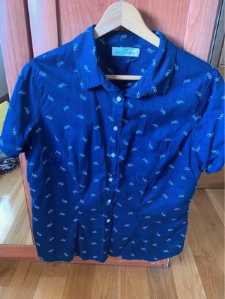 Camisa azul estampada