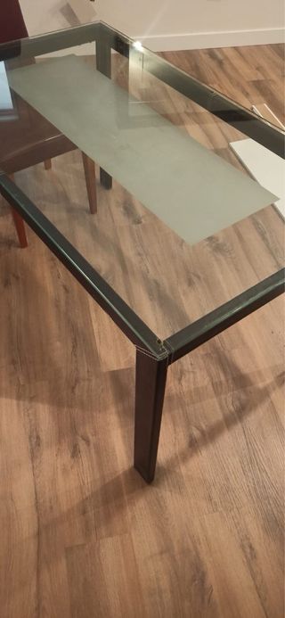 Mesa comedor cristal y patas de piel sintética