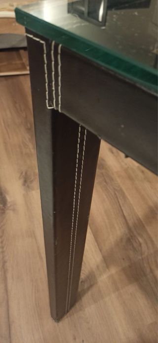 Mesa comedor cristal y patas de piel sintética