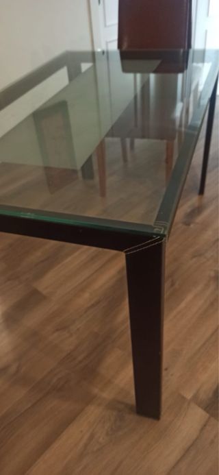 Mesa comedor cristal y patas de piel sintética