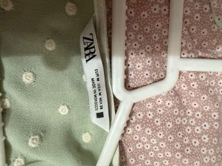 Vestido verde con lunares blancos