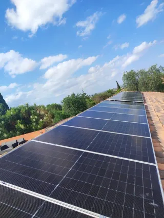 Instalación solar híbrida 5kW + batería
