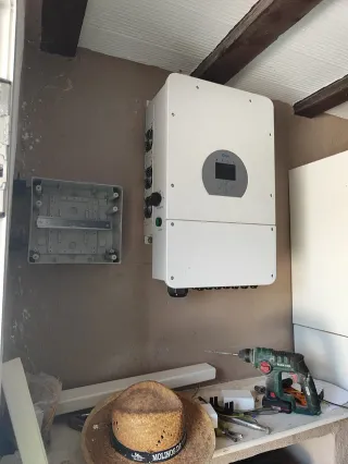 Instalación solar híbrida 5kW + batería