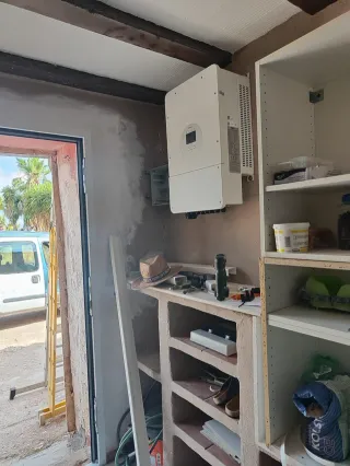 Instalación solar híbrida 5kW + batería