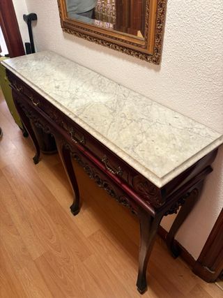 Taquillon de entrada de mármol y madera