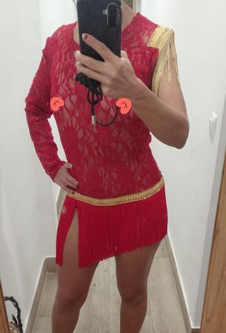 Vestido baile latino con lentejuelas y flecos.