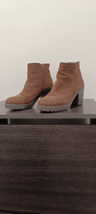 Botines ante tacón grueso marrones