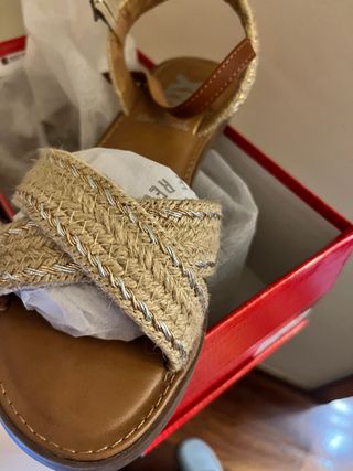 Sandalias Marrones y Doradas