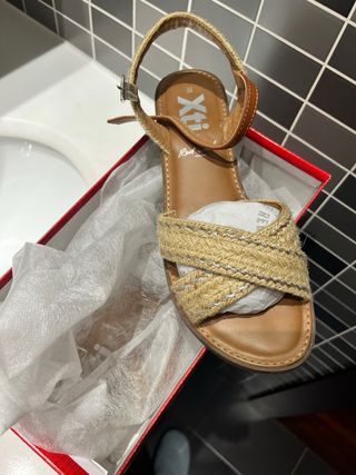 Sandalias Marrones y Doradas