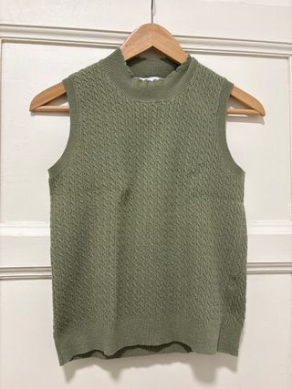 Camiseta sin mangas Zara verde cuello alto
