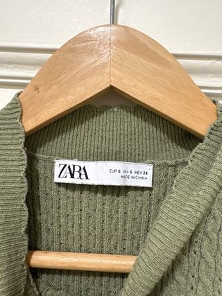 Camiseta sin mangas Zara verde cuello alto