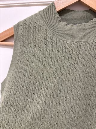 Camiseta sin mangas Zara verde cuello alto