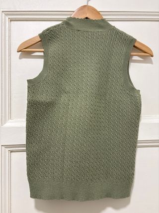 Camiseta sin mangas Zara verde cuello alto