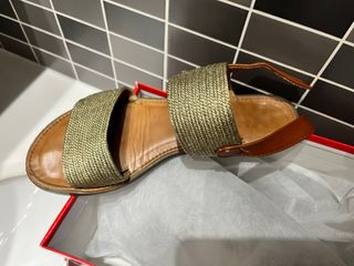 Sandalias doradas y marrones