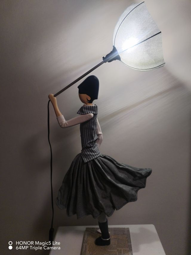 Lampada Skitso Signorina con Ombrello