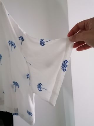 Camisa H&M blanca palmeras