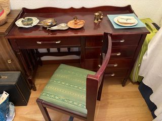 Escritorio de estudio de madera con silla