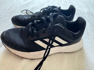 Zapatillas deportivas Adidas negras y blancas