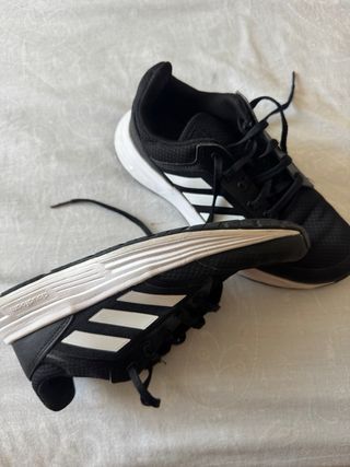Zapatillas deportivas Adidas negras y blancas