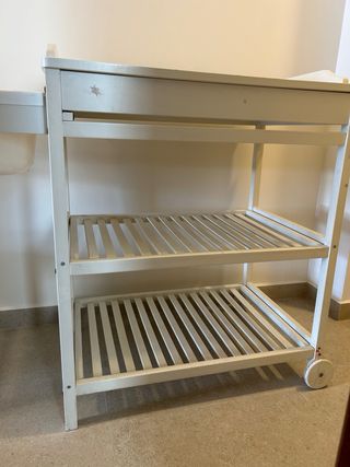 Cambiador/bañera de madera con ruedas y cestas