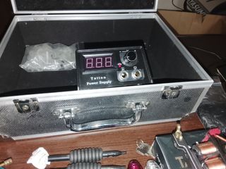 Maletín de tatuador con pedal.